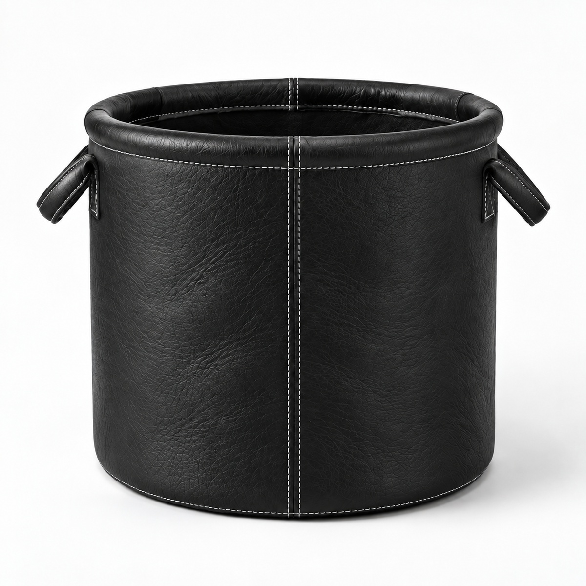 Cesto Celine em Couro Waxy Preto 40 por 40 cm em fundo branco
