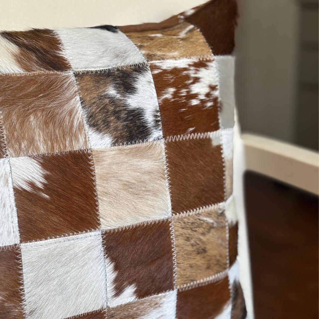 Almofada de Couro Legítimo Quadriculada - Vermelho e Br posicionado em sala premium brasileira