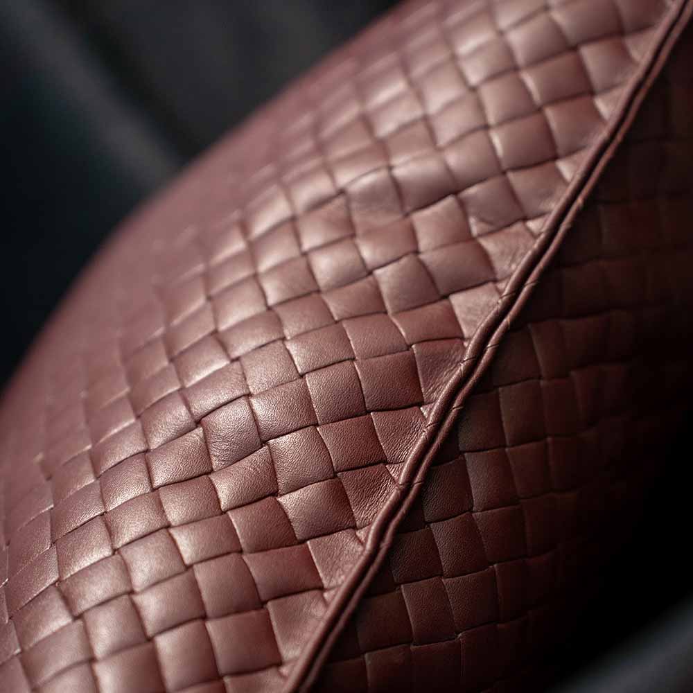 Almofada Liora - Tramada em couro legítimo vinho