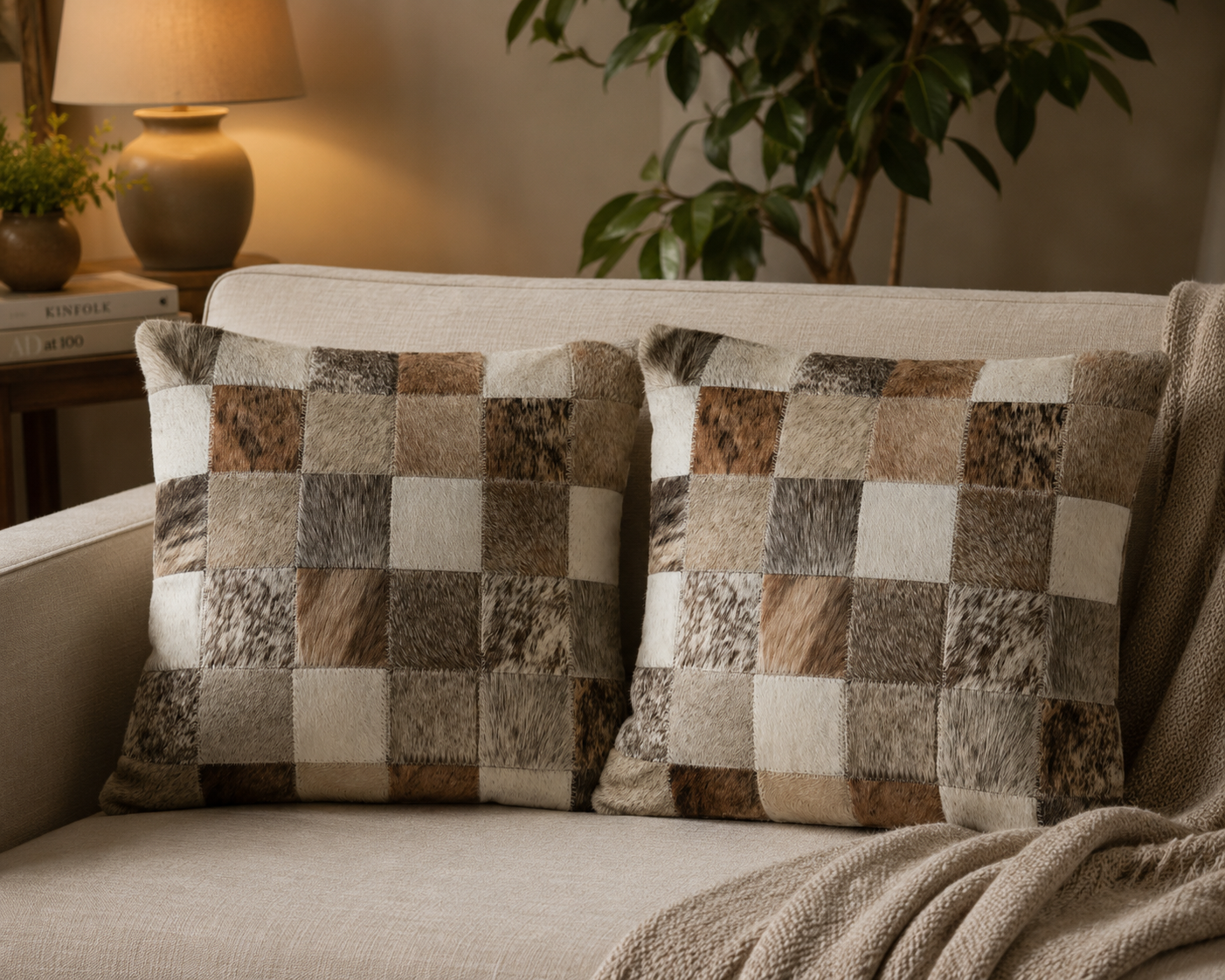 Almofada de Couro Brazino Claro Quadriculado Patchwork em ambiente — sala de estar