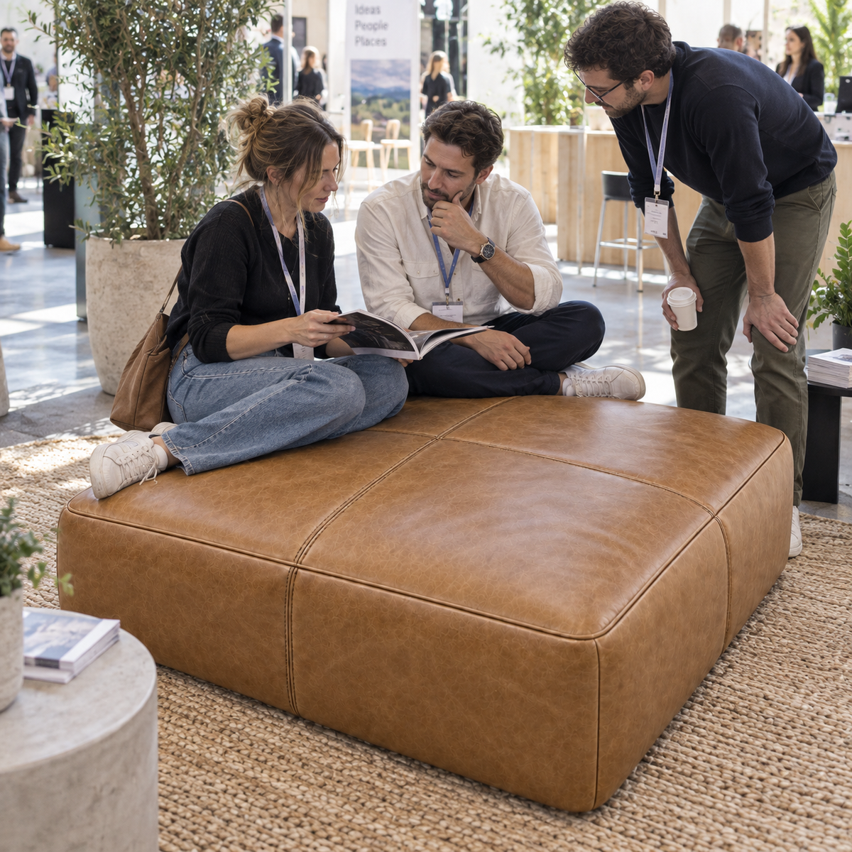 Puff quadrado gigante Caramelo em um salão de eventos, atendendo áreas de descanso e recepção