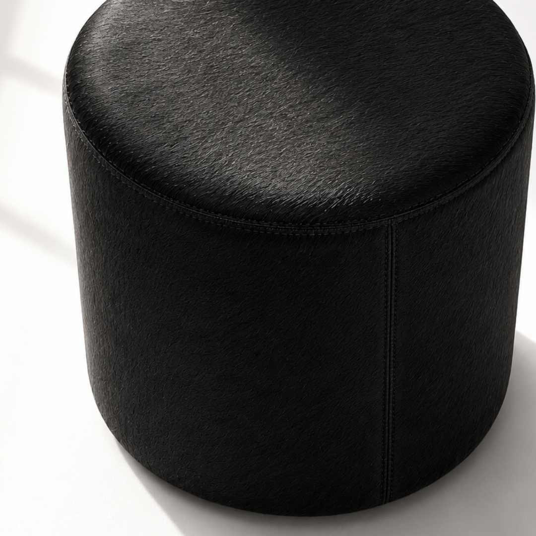 Puff redondo preto detalhe lateral - couro bovino natural pelo preto