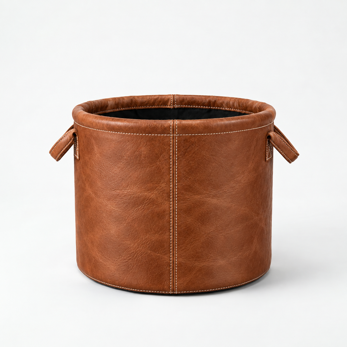 Cesto Celine em Couro Waxy Conhaque 30 por 30 cm em fundo branco