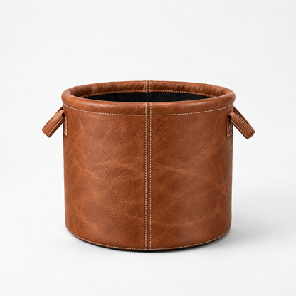 Cesto Celine em Couro Waxy Conhaque 30 por 30 cm em fundo branco