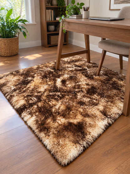 Tapete Pelego Chamuscado Dourado sob mesa de home office