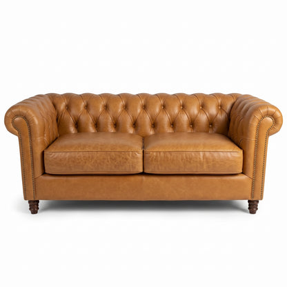 Sofá Inglês Chesterfield Caramelo de 2 lugares em couro premium texturizado — 222 cm, fundo branco