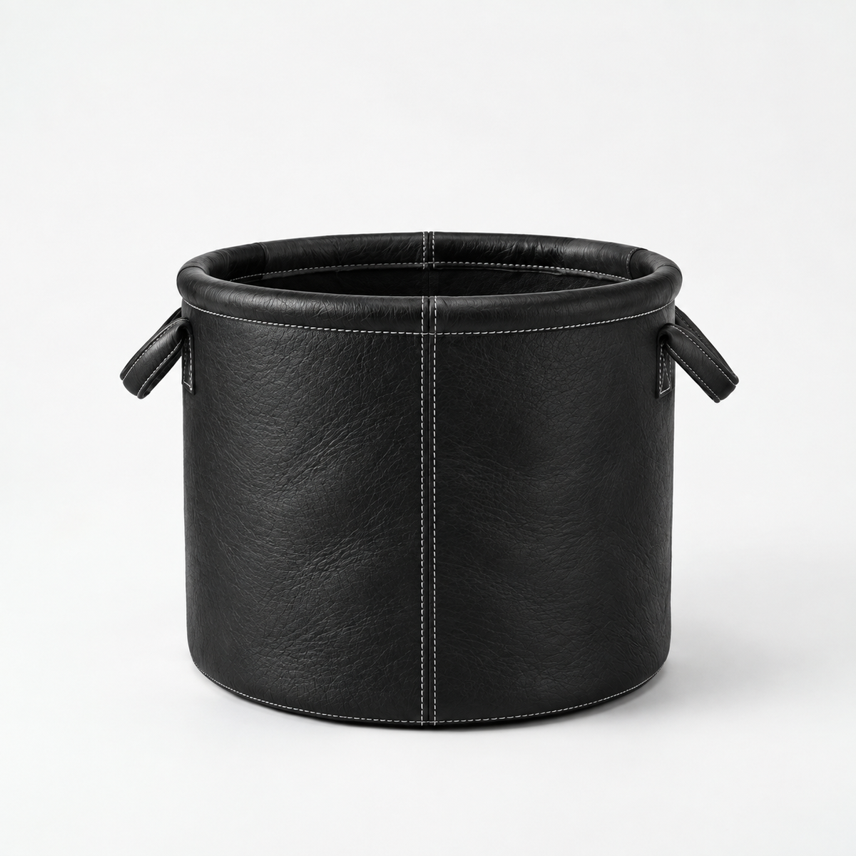 Cesto Celine em Couro Waxy Preto 30 por 30 cm em fundo branco