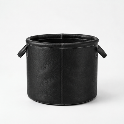 Cesto Celine em Couro Waxy Preto 30 por 30 cm em fundo branco