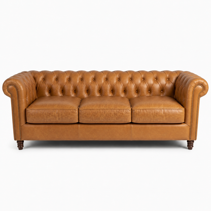 Sofá Inglês Chesterfield Caramelo de 3 lugares em couro premium texturizado — 254 cm, fundo branco