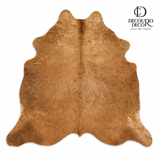 Tapete de pele de boi BE1152 — fundo branco com logo DECOURO