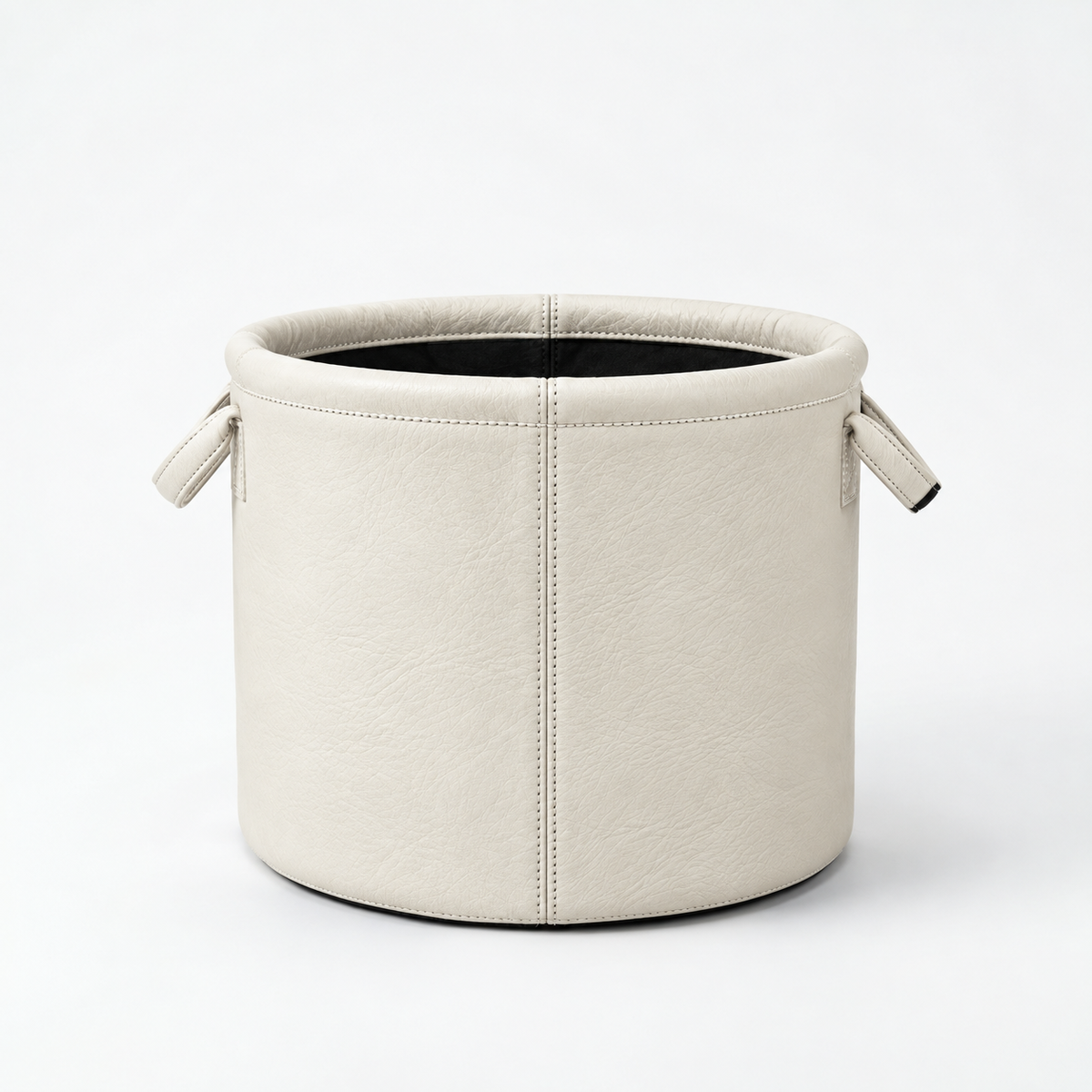 Cesto Celine em Couro Waxy Marfim 30 por 30 cm em fundo branco