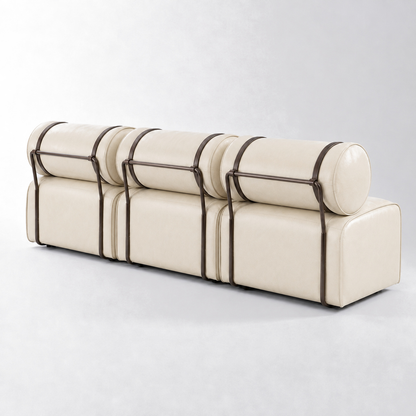 Sofá Modular Marfim de 3 módulos visto em perspectiva, mostrando as cintas que unem os encostos rolô