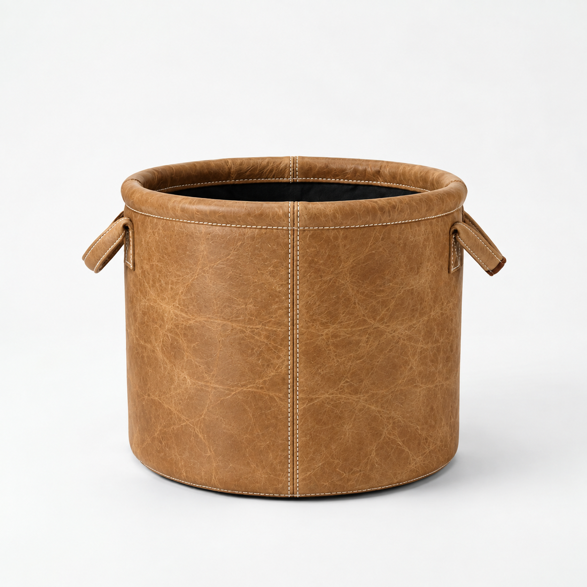 Cesto Celine em Couro Waxy Caramelo 30 por 30 cm em fundo branco