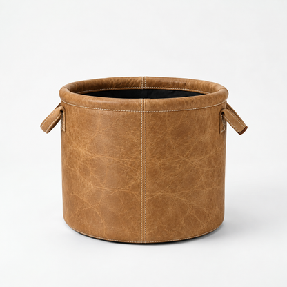 Cesto Celine em Couro Waxy Caramelo 30 por 30 cm em fundo branco
