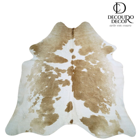 Tapete de couro de boi natural bege e branco - pele de vaca formato natural para sala - DECOURO