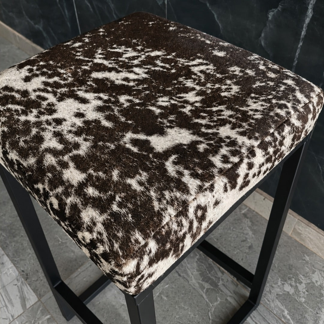 Banqueta em Couro Bovino Natural Legítimo na Cor Preto e Branco