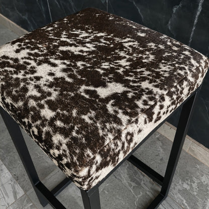 Banqueta em Couro Bovino Natural Legítimo na Cor Preto e Branco