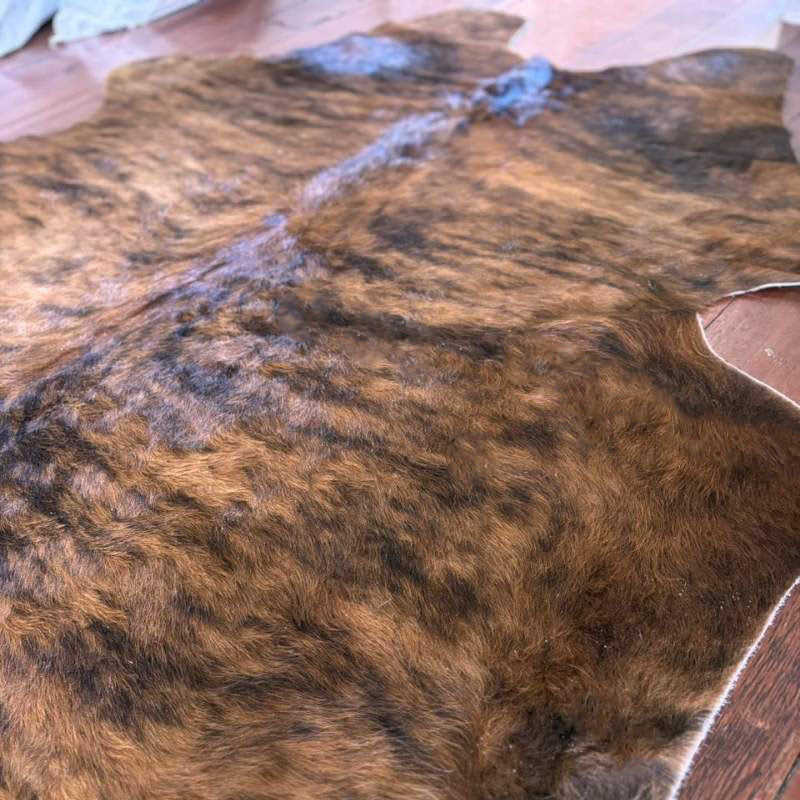 Tapete Bovino Natural Brazino Escuro I BZE444 I 1,96 x  — close no padrão do couro de boi