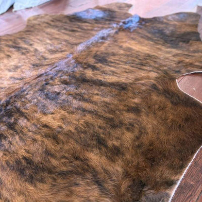 Tapete Bovino Natural Brazino Escuro I BZE444 I 1,96 x  — close no padrão do couro de boi