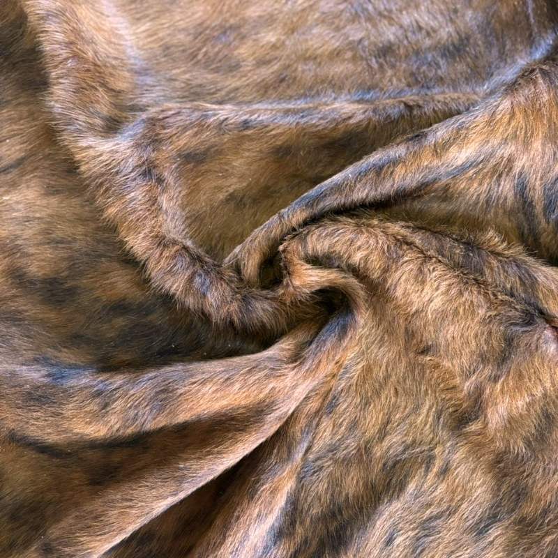 Tapete Bovino Natural Brazino Escuro I BZE444 I 1,96 x  em ambiente de sala de estar decorada