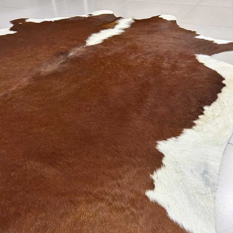 Tapete Bovino Natural Vermelho e Branco I VB341 I 1,99 x 1,91 m