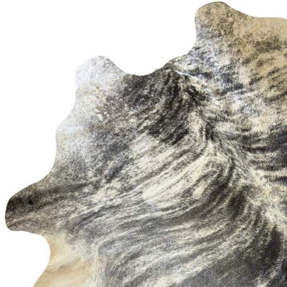 Foto de perto do tapete pele de boi claro destacando o feto macio, peludo e sem cheiro