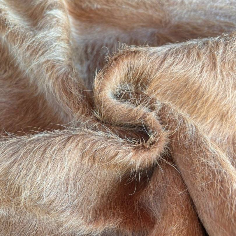Tapete de couro de boi natural bege escuro - pele de vaca formato natural para sala - DECOURO