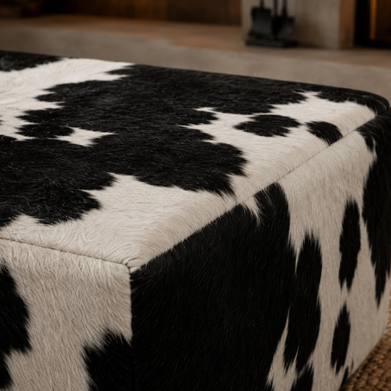 Puff retangular em couro bovino preto e branco malhado - detalhe do pelo