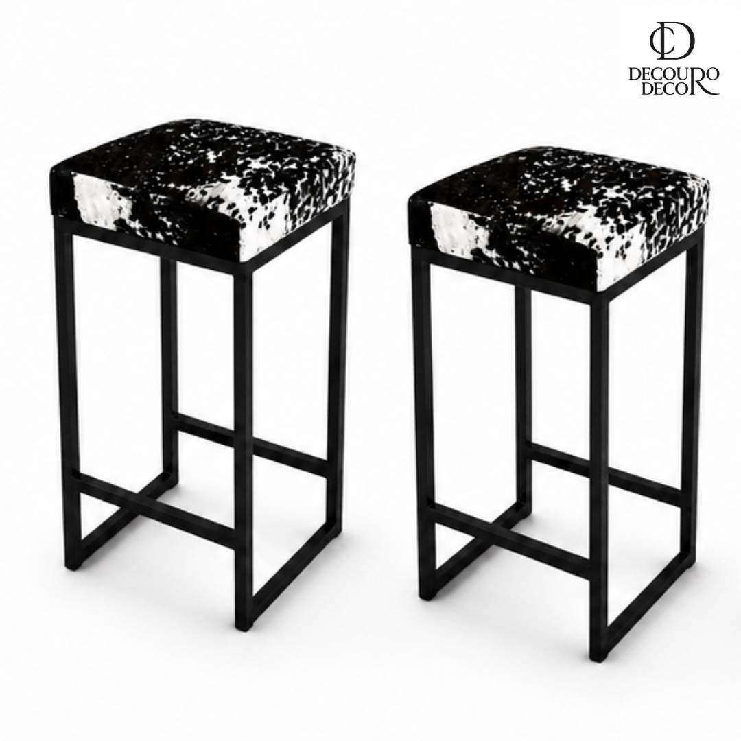 Banqueta em Couro Bovino Natural Legítimo na Cor Preto e Branco