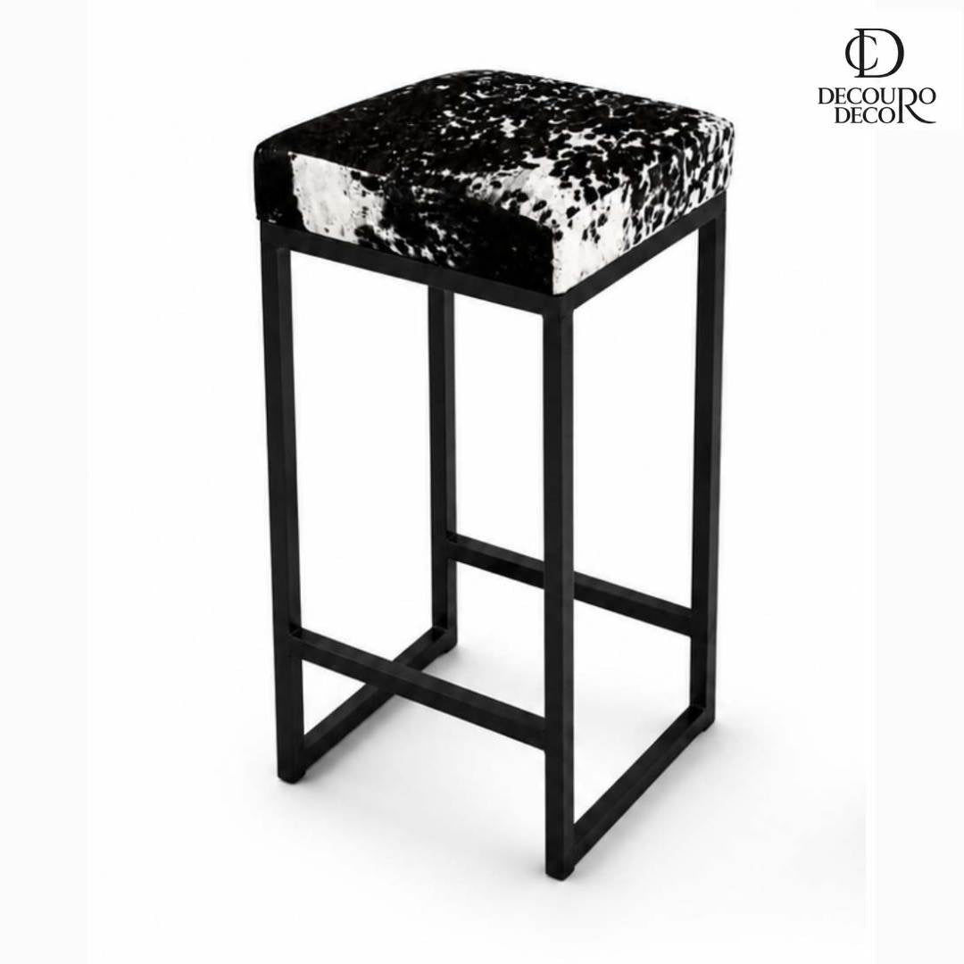 Banqueta em Couro Bovino Natural Legítimo na Cor Preto e Branco
