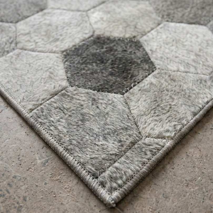 Tapete Mosaico Colmeia em Tons de Cinza em ambiente de sala de estar decorada
