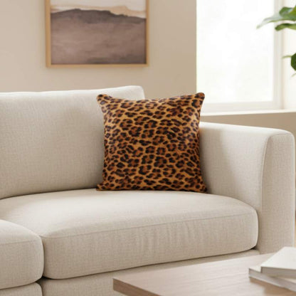 Almofada de Couro Legítimo Animal Print Onça posicionado em sala premium brasileira