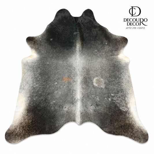 Tapete de pele de boi GR1171 — fundo branco com logo DECOURO