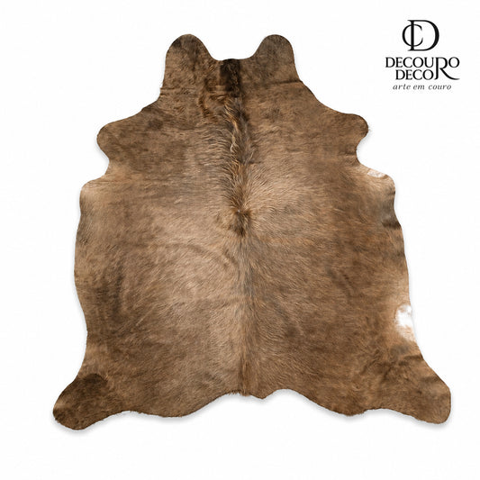 Tapete de pele de boi CH1192 — fundo branco com logo DECOURO