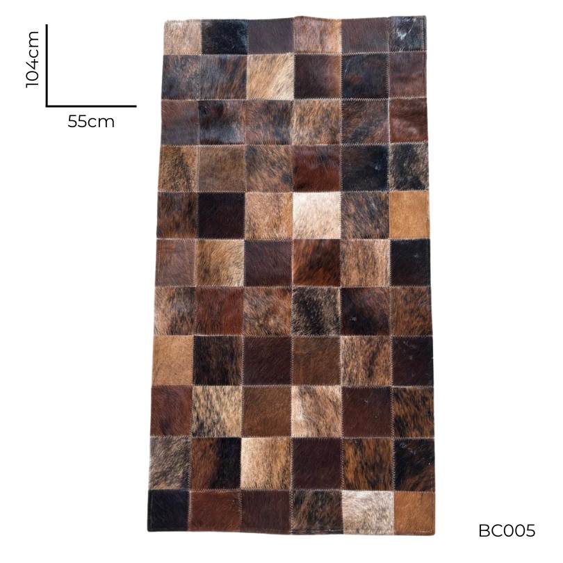 Tapete Beira Cama Couro Legítimo - 105 x 55cm - PRONTA- posicionado em sala premium brasileira (1)