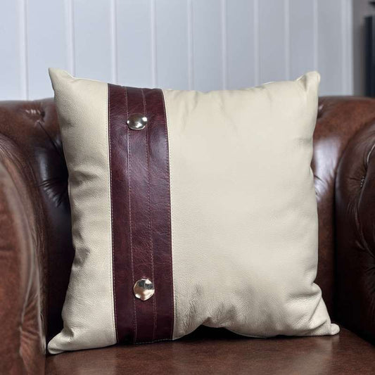 Almofada Selene - Couro Legítimo em ambiente de sala de estar decorada
