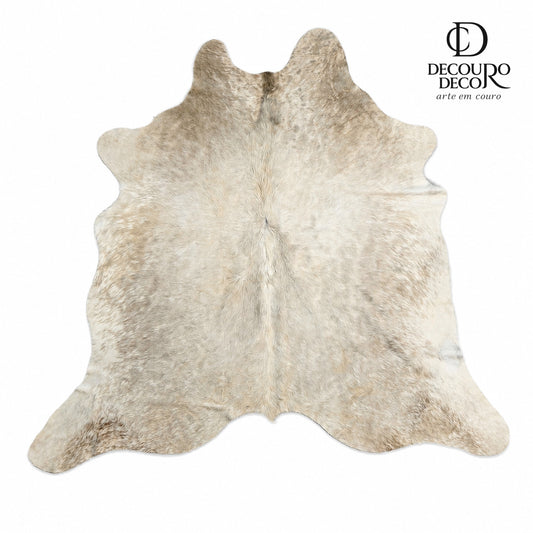 Tapete de pele de boi BRA1290 — fundo branco com logo DECOURO