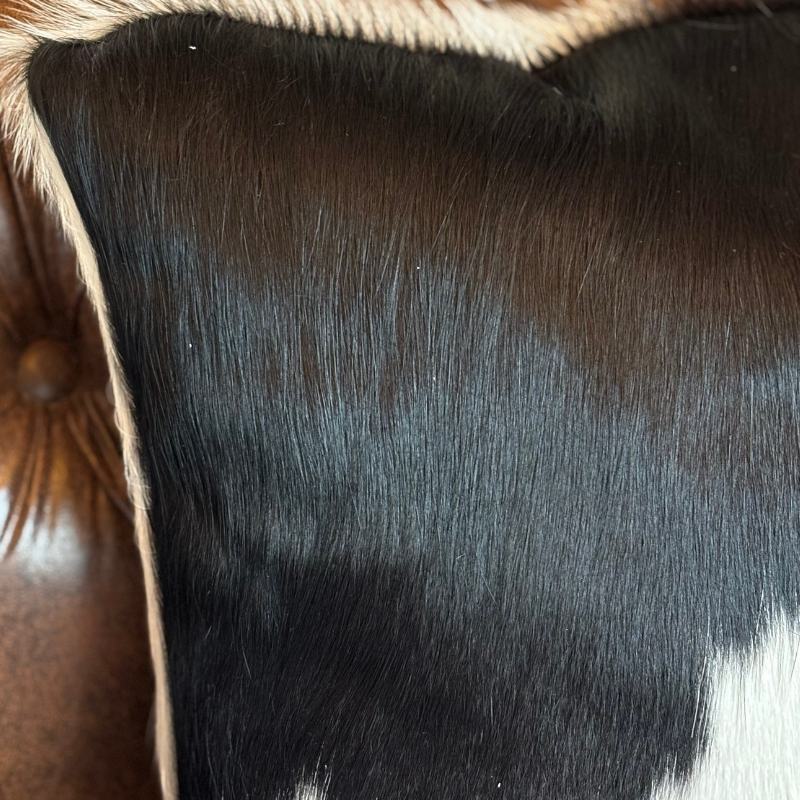 Almofada de Couro Legítimo - Preto e Branco - Pelagem N em ambiente de sala de estar decorada