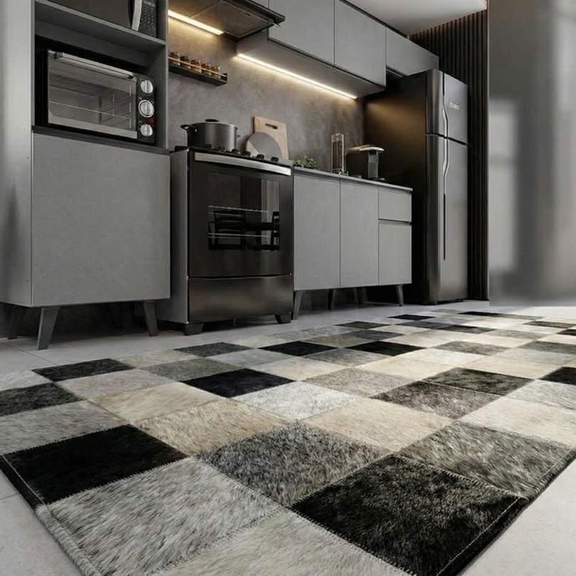 Passadeira Couro Natural tons de Cinza, Preto e Champag em ambiente de sala de estar decorada