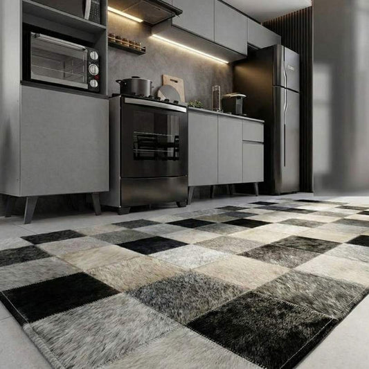 Passadeira Couro Natural tons de Cinza, Preto e Champag em ambiente de sala de estar decorada