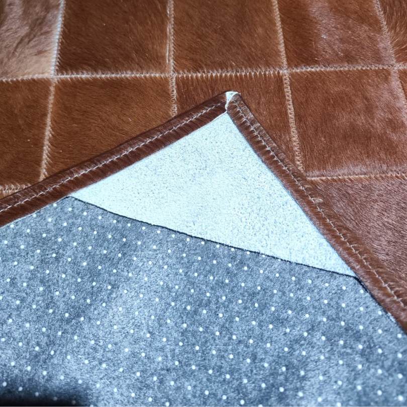 Passadeira Couro Legítimo Marrom - Módulo 10x10cm em ambiente de sala de estar decorada