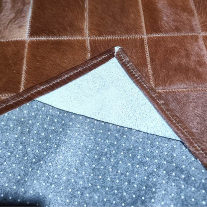 Passadeira Couro Legítimo Marrom - Módulo 10x10cm em ambiente de sala de estar decorada