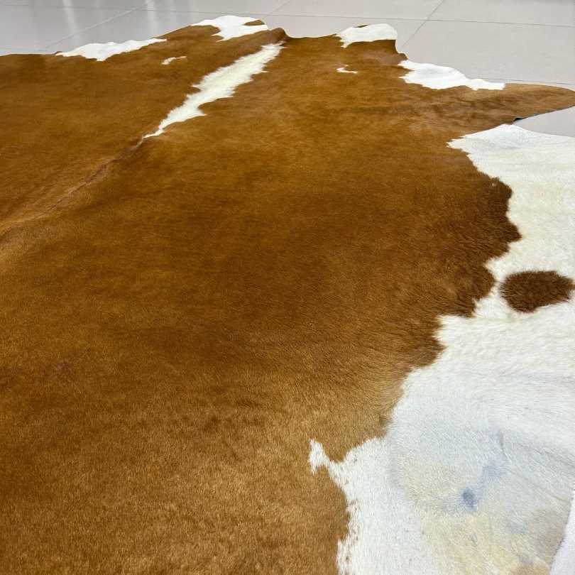 Tapete Bovino Natural Vermelho e Branco I VB351 I 2,44 x  2,21m