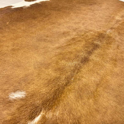 Tapete Bovino Natural Vermelho e Branco I VB374 I 2,02 x 2,11 metros