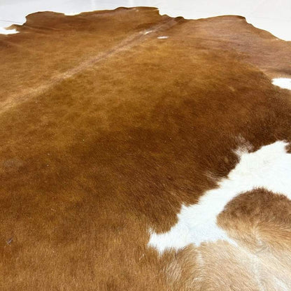 Tapete Bovino Natural Vermelho e Branco I VB374 I 2,02 x 2,11 metros