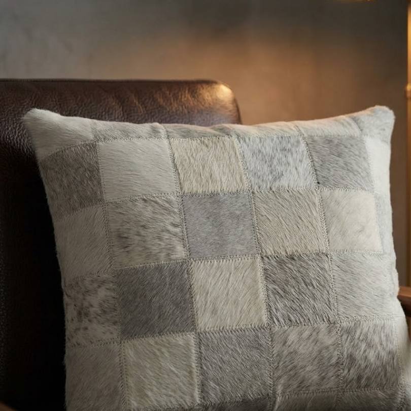 Almofada de Couro Legítimo Quadriculada - Tons Claros em ambiente de sala de estar decorada