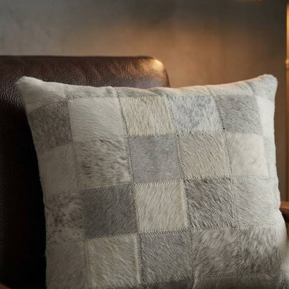 Almofada de Couro Legítimo Quadriculada - Tons Claros em ambiente de sala de estar decorada