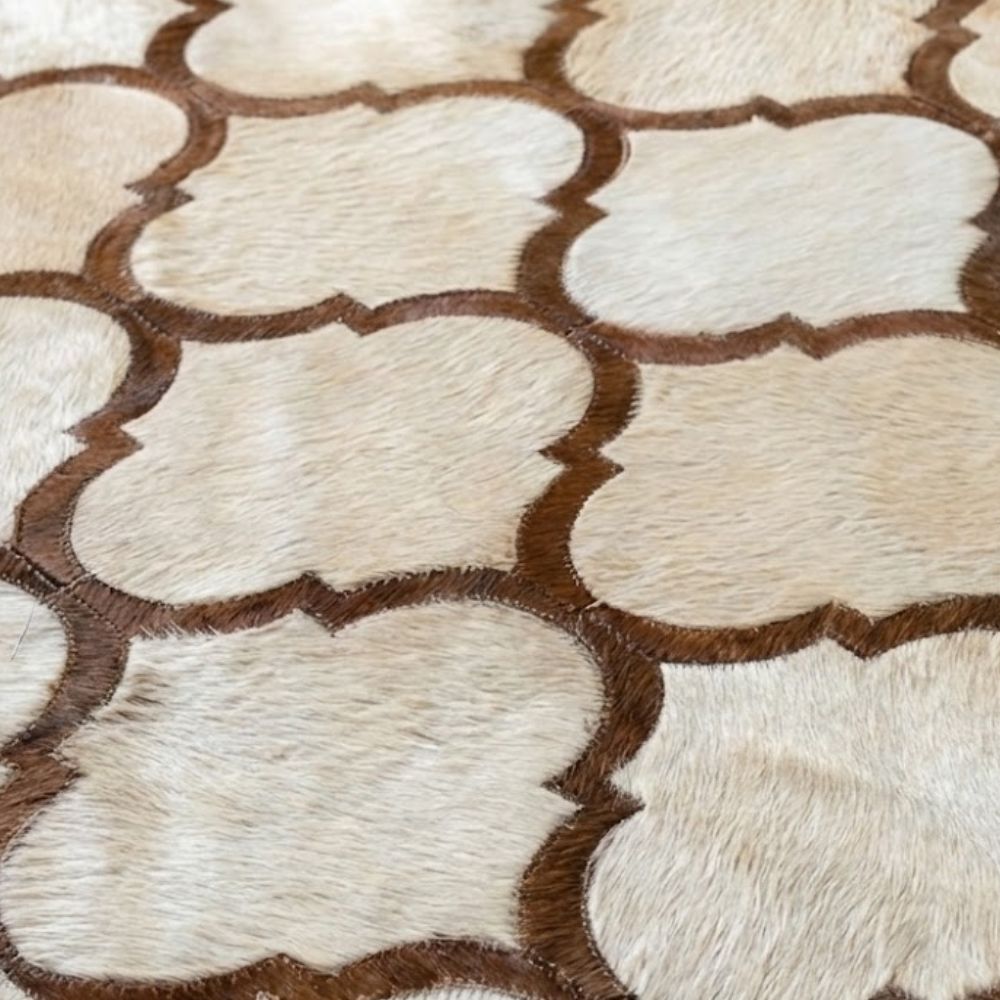 Tapete de Couro Mosaico Córdoba - Off White, Bege Claro em ambiente de sala de estar decorada