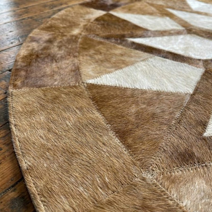 Tapete Mandala Estrela Dourada - Branco e Bege Escuro em ambiente de sala de estar decorada