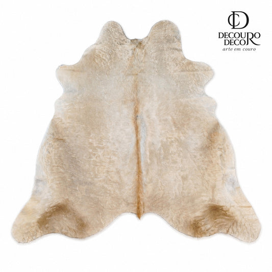 Tapete de pele de boi BC1159 — fundo branco com logo DECOURO